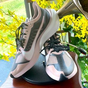 NIKE ZOOM GRAVITY WMNS SNEAKERS SIZE (8.5)